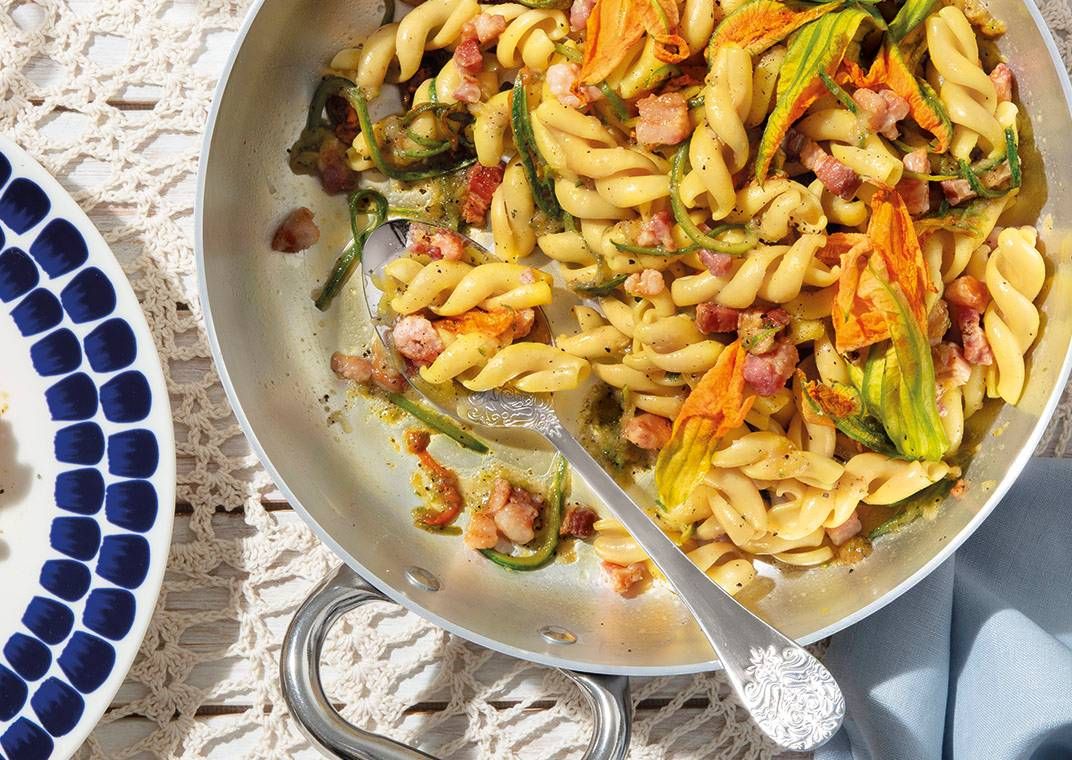 il-gran-fusillo-voiello-n-180-con-pancetta-fiori-di-zucca-e-zucchine