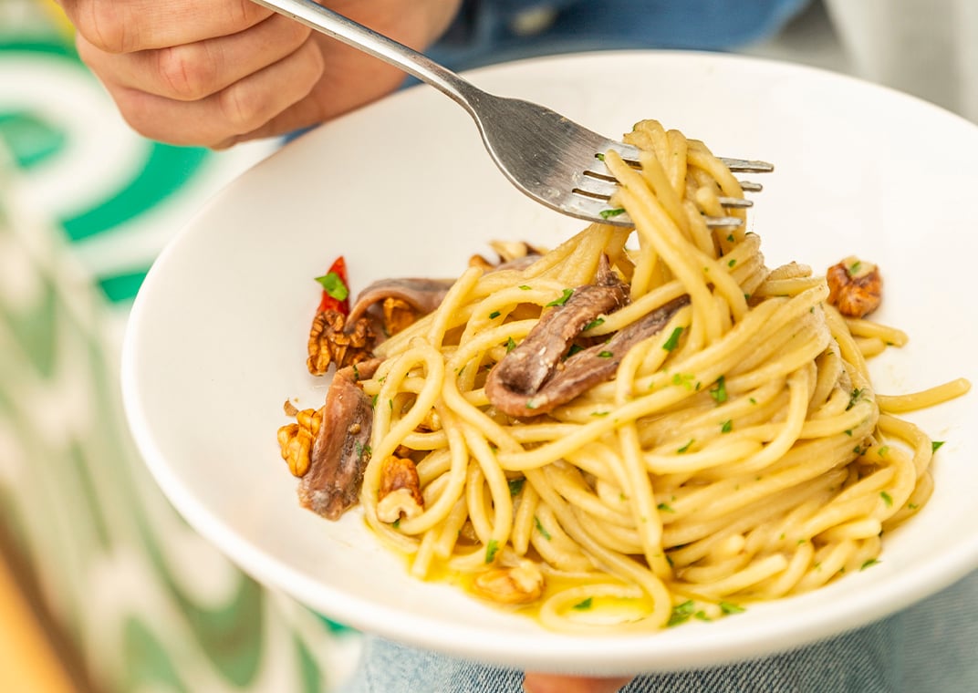 il-gran-spaghetto-voiello-n-105-aglio-e-olio-con-alici-e-noci-di-sorrento