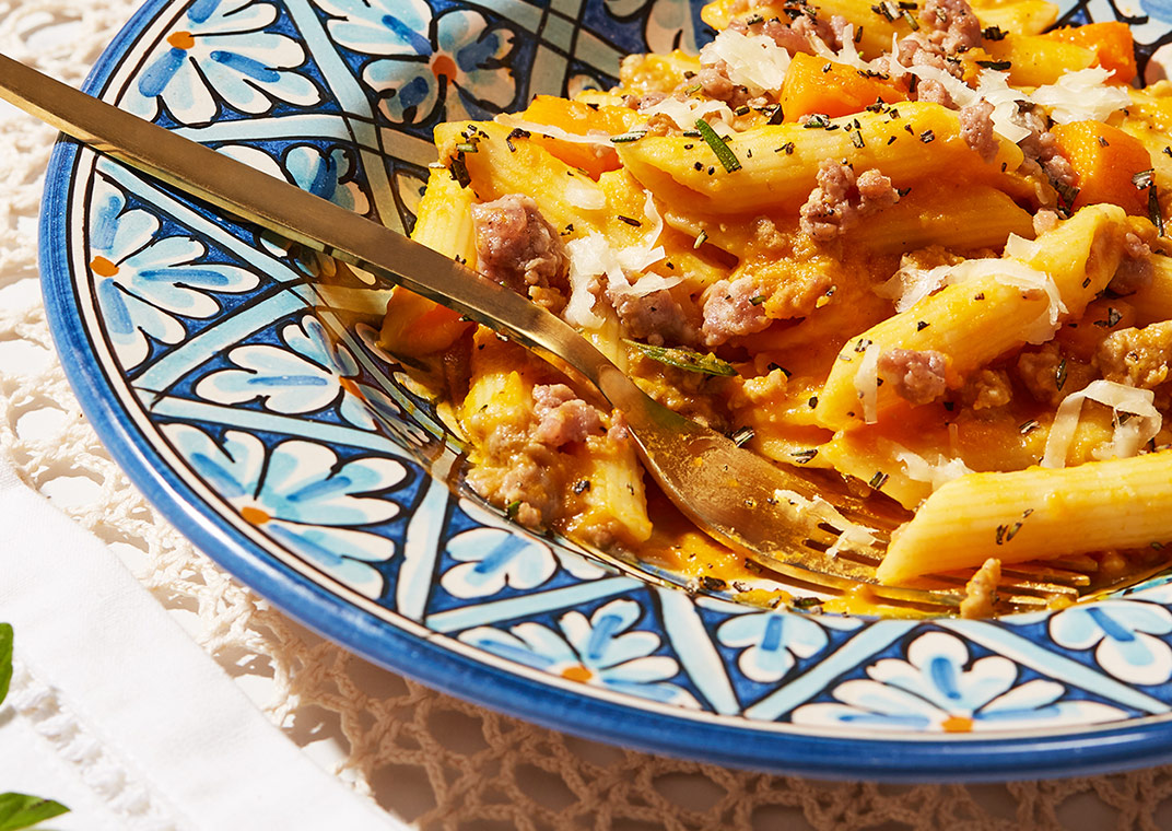 la-penna-doppia-rigatura-n-152-con-crema-di-zucca-napoletana-salsiccia-e-provola
