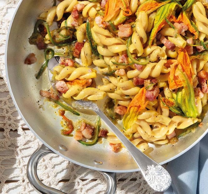 Ricetta Gran Fusillo con Pancetta, fiori di zucca e zucchine