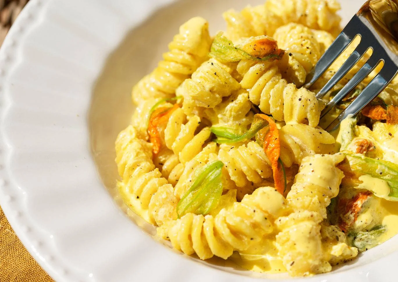 il-fusillo-n-141-con-crema-di-caprino-allo-zafferano-e-fiori-di-zucca