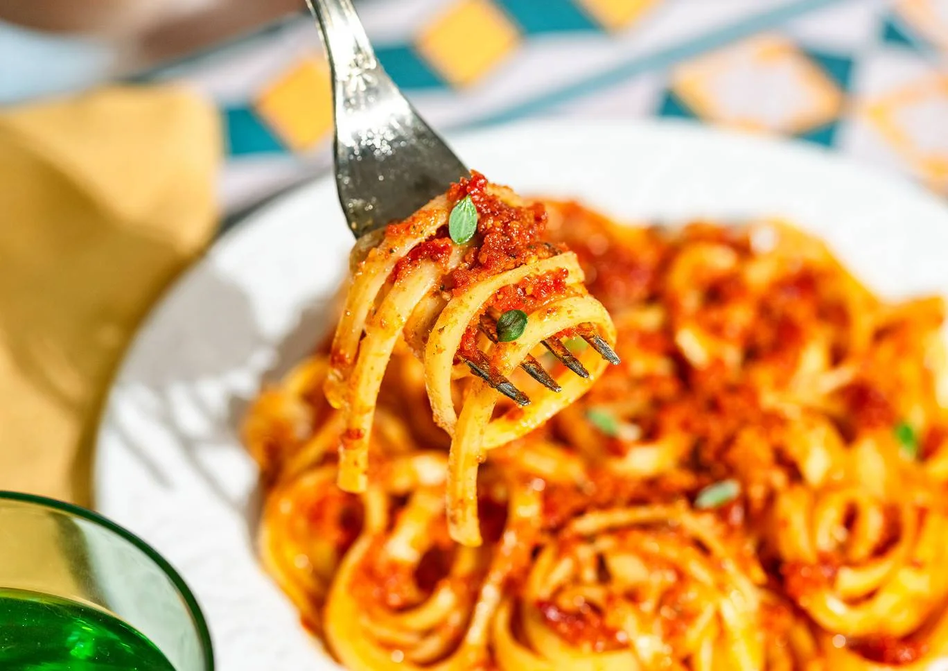 linguina-rigata-n-114-con-pesto-di-pomodori-secchi-e-colatura-di-alici